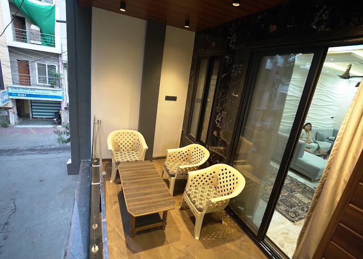 The Balcony Deck & Marquina Marble Outdoor Lounge